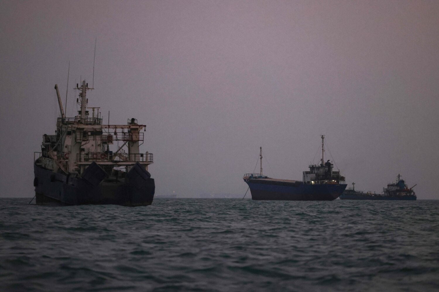 Rahtialuksia Hormuzinsalmessa syyskuussa. / AFP / LEHTIKUVA / ATTA KENARE
