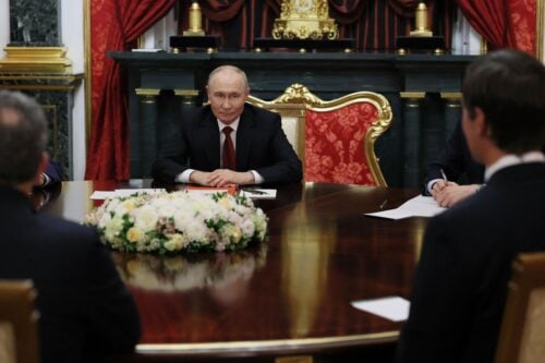 Vladimir Putin yhdessä erityislähettiläiden Steve Witkoffin ja Jared Kushnerin kanssa. AFP / LEHTIKUVA / MIKHAIL METZEL
