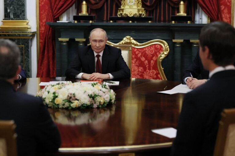 Vladimir Putin yhdessä erityislähettiläiden Steve Witkoffin ja Jared Kushnerin kanssa. AFP / LEHTIKUVA / MIKHAIL METZEL