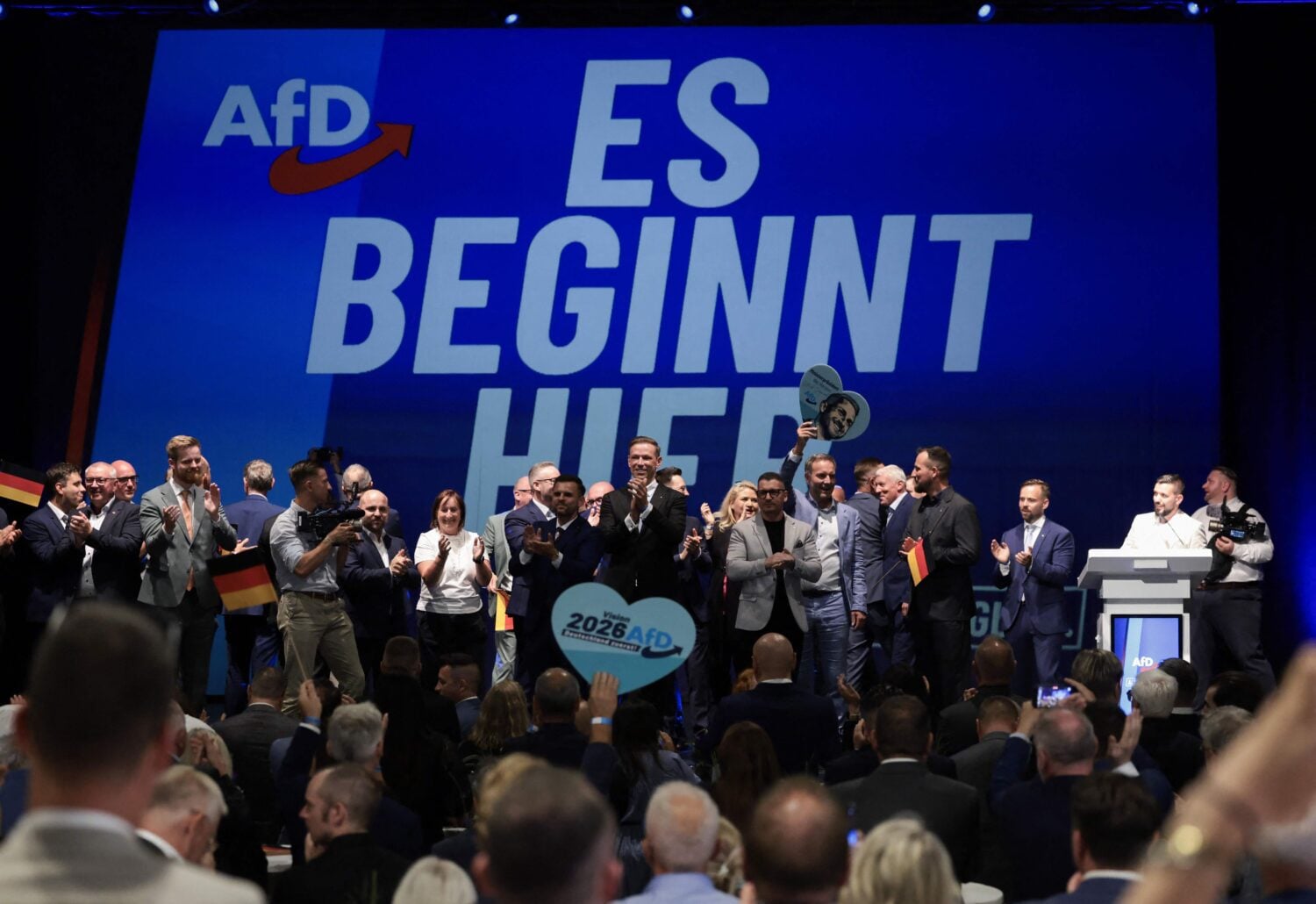 AfD juhli sunnuntaina vaalivoittoa Saksi-Anhaltissa. AFP/LEHTIKUVA/RONNY HARTMANN