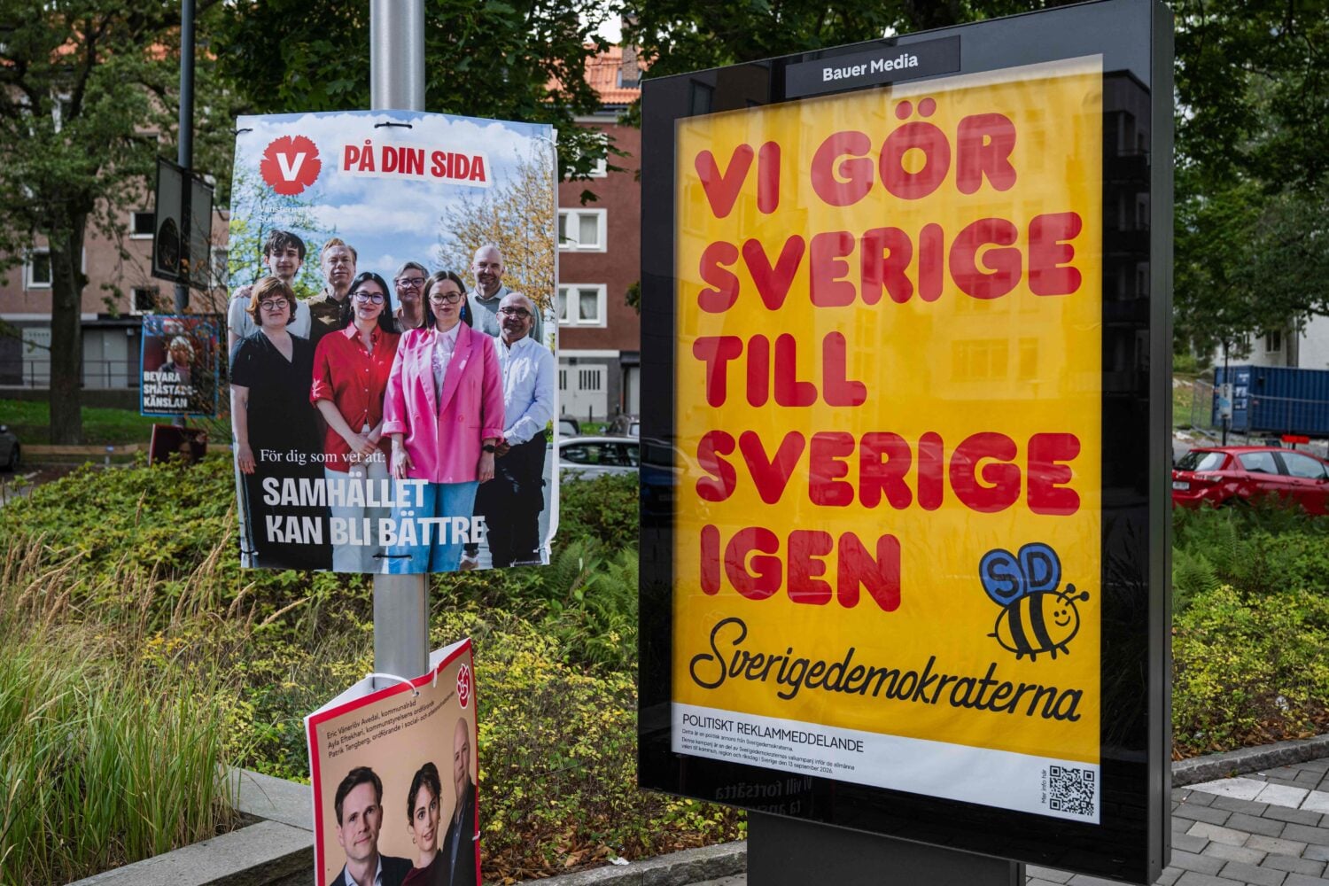 Ruotsidemokraattien ja vasemmistopuolueen vaalimainoksia. AFP / LEHTIKUVA / JONATHAN NACKSTRAND