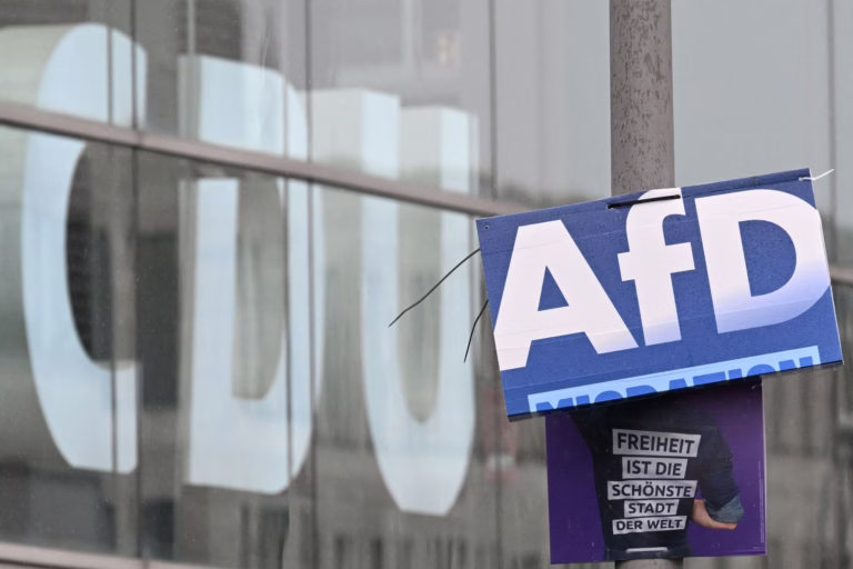 AfD:n kyltti Berliinissä. AFP / LEHTIKUVA / RALF HIRSCHBERGER