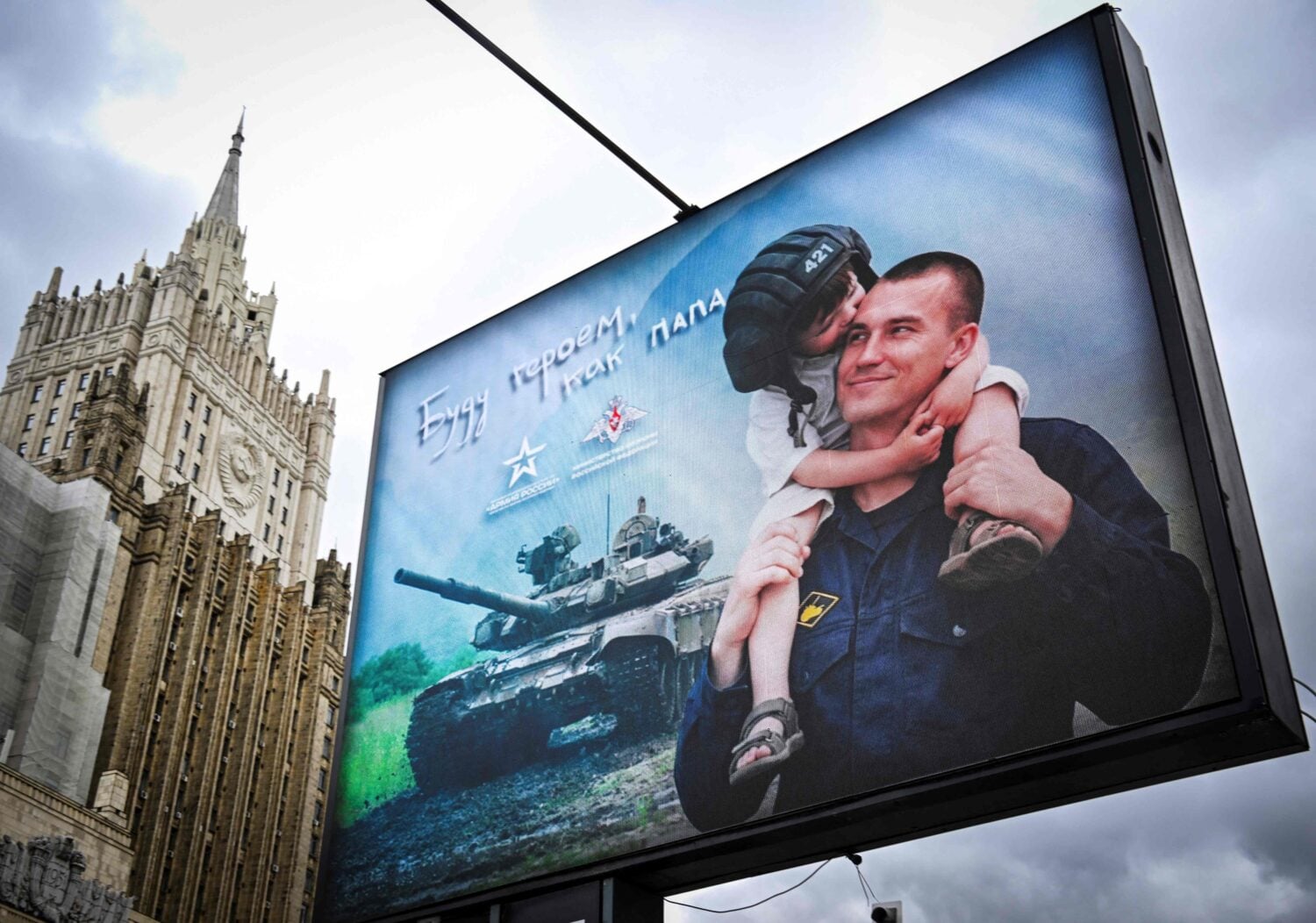 Asevoimien propagandaa Venäjän ulkoministeriön rakennuksen ulkopuolella Moskovassa. / AFP / LEHTIKUVA / ALEXANDER NEMENOV
