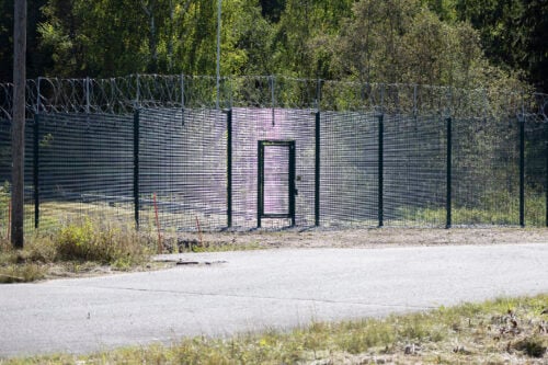 Nuijamaan valmistunut itärajan esteaita Rajavartiolaitoksen tiedotustilaisuudessa. STR / LEHTIKUVA / LAURI HEINO