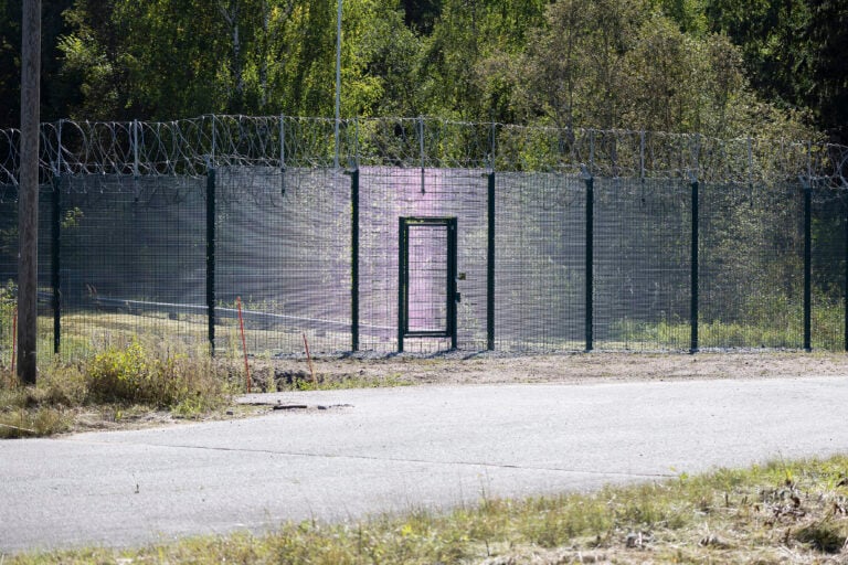 Nuijamaan valmistunut itärajan esteaita Rajavartiolaitoksen tiedotustilaisuudessa. STR / LEHTIKUVA / LAURI HEINO