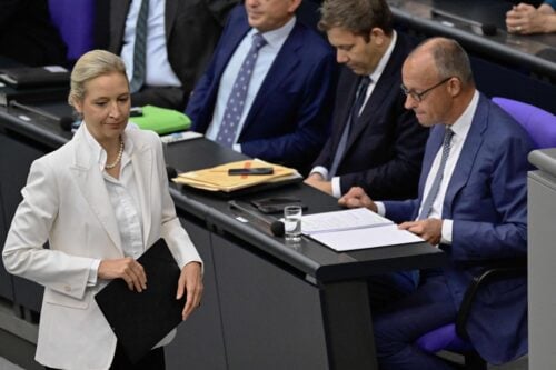 Saksan liittokansleri Friedrich Merz ja AfD-puolueen puheenjohtaja Alice Weidel ottivat yhteen Saksan liittopäivillä. AFP / LEHTIKUVA / JOHN MACDOUGALL
