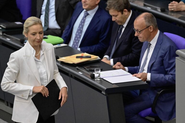 Saksan liittokansleri Friedrich Merz ja AfD-puolueen puheenjohtaja Alice Weidel ottivat yhteen Saksan liittopäivillä. AFP / LEHTIKUVA / JOHN MACDOUGALL