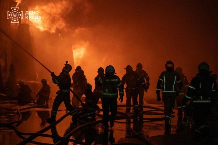 Palomiehet sammuttavat tulipaloa Venäjän iskun jälkeen Kiovassa. / STATE EMERGENCY SERVICE OF UKRAINE / AFP / LEHTIKUVA / HANDOUT