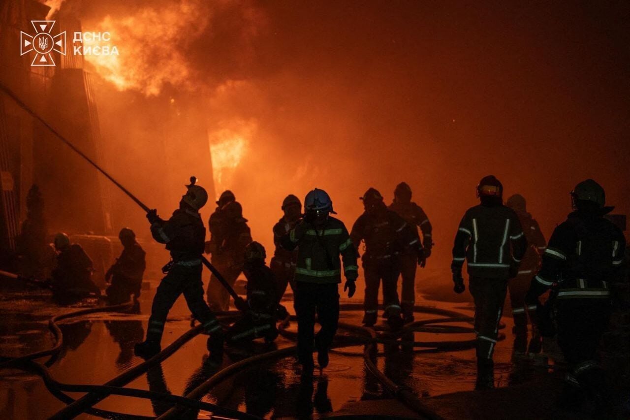 Palomiehet sammuttavat tulipaloa Venäjän iskun jälkeen Kiovassa. / STATE EMERGENCY SERVICE OF UKRAINE / AFP / LEHTIKUVA / HANDOUT
