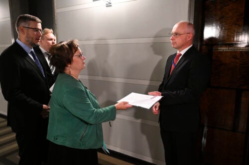 Keskustan Anne Kalmari, Eerikki Viljanen ja Antti Kurvinen jättämässä välikysymystä suomalaisen ruuan ja maaseudun tulevaisuuden vaarantumisesta eduskunnan keskuskansliaan, jossa välikysymyksen vastaanotti lainsäädäntöjohtaja Antti Linna, Helsingissä 11. syyskuuta 2026., LEHTIKUVA / ANTTI AIMO-KOIVISTO