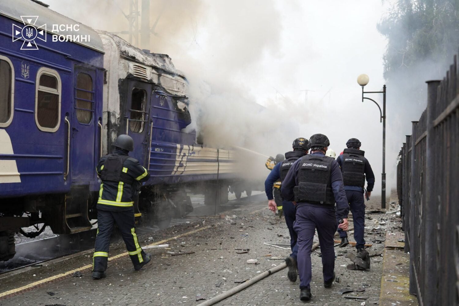 Ukrainan pelastusviranomaiset sammuttivat paloa junassa Venäjän drooni-iskun jäljiltä 12. syyskuuta lähellä Puolan rajaa.