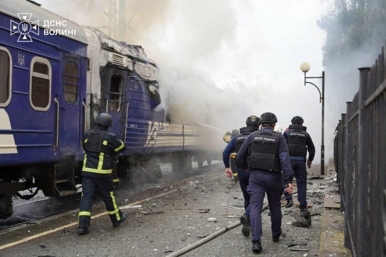 Ukrainan pelastusviranomaiset sammuttivat paloa junassa Venäjän drooni-iskun jäljiltä 12. syyskuuta lähellä Puolan rajaa.