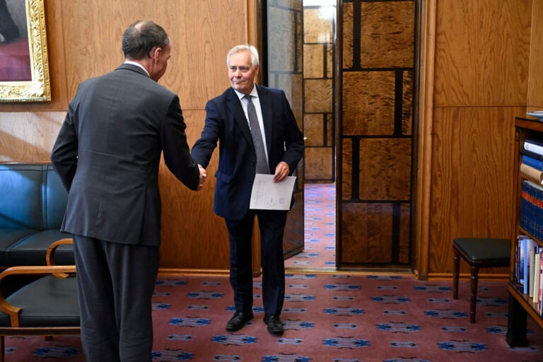 Antti Rinne esitti kansanedustajan valtakirjansa puhemies Jussi Halla-aholle eduskunnassa Helsingissä tiistaina 15. syyskuuta 2026. LEHTIKUVA / HEIKKI SAUKKOMAA
