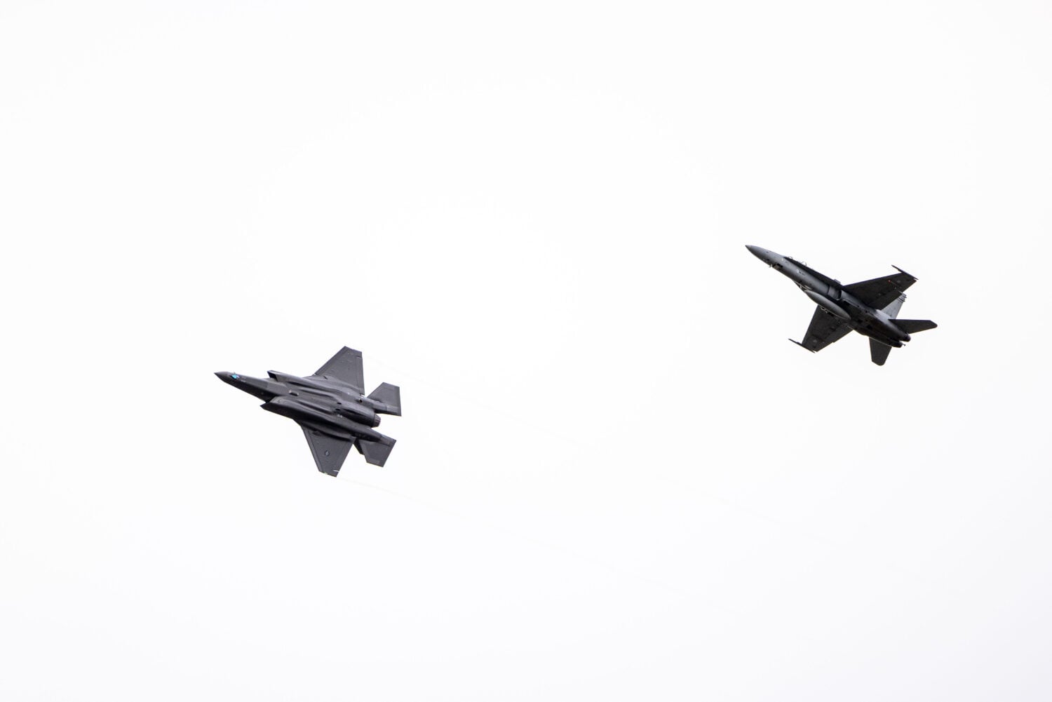 Kaksi Suomen ensimmäistä F-35A-hävittäjää. STR / LEHTIKUVA / JARNO VUORINEN
