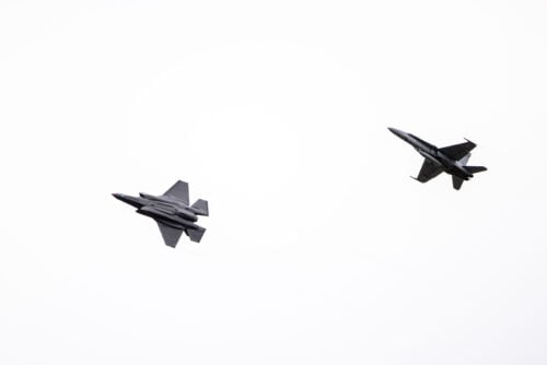 Kaksi Suomen ensimmäistä F-35A-hävittäjää. STR / LEHTIKUVA / JARNO VUORINEN