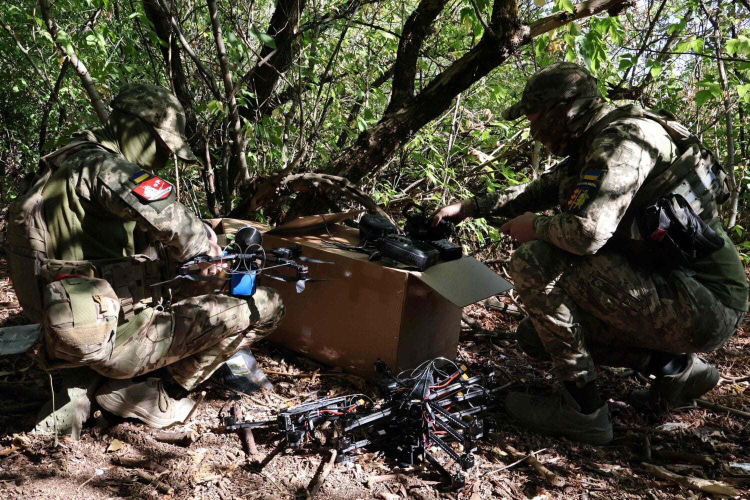 Ukrainan 65. mekanisoitu prikaati valmistelee FPV-lennokkeja iskua varten Zaporižžjan alueella 19. syyskuuta 2026.
