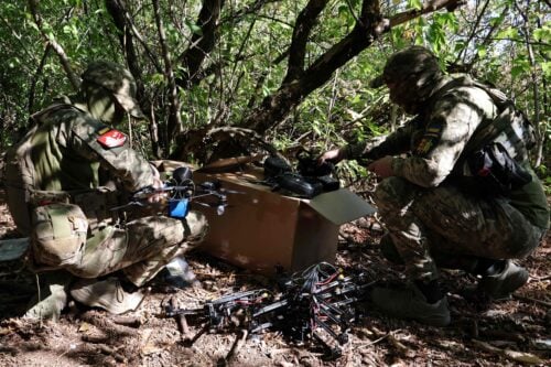 Ukrainan 65. mekanisoitu prikaati valmistelee FPV-lennokkeja iskua varten Zaporižžjan alueella 19. syyskuuta 2026.