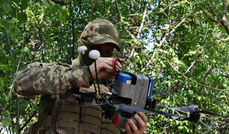 Ukrainalaisotilas valmistelee FPV-droonia iskuun. AFP / LEHTIKUVA / ANDRIY ANDRIYENKO, HANDOUT