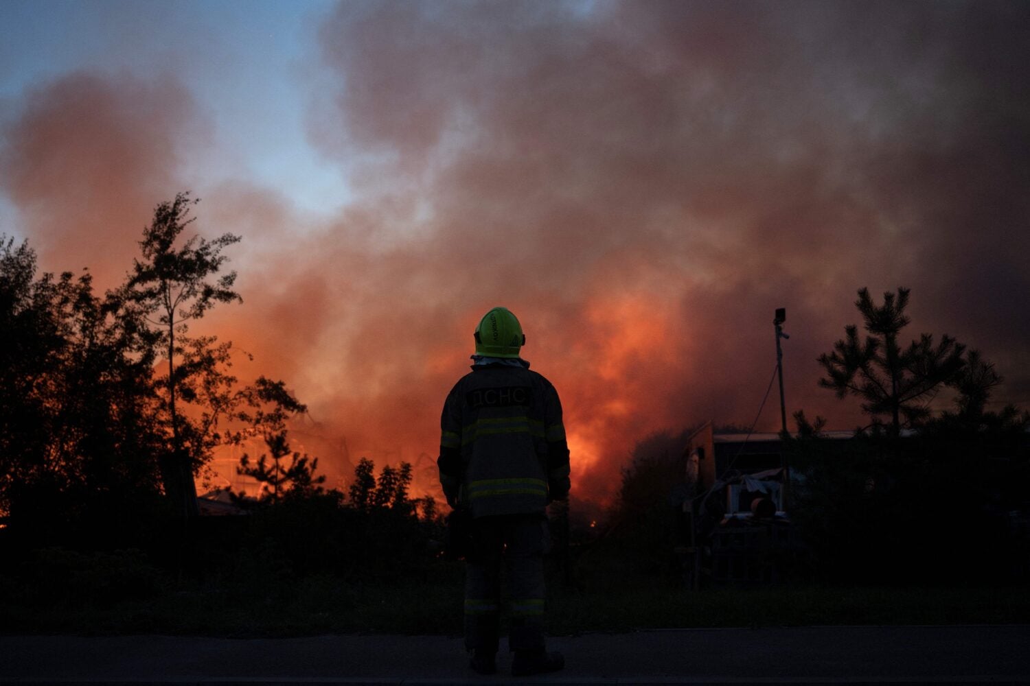 Ukrainalainen pelastaja raunioilla Kiovassa 20. syyskuuta 2026. AFP / LEHTIKUVA / GENYA SAVILOV