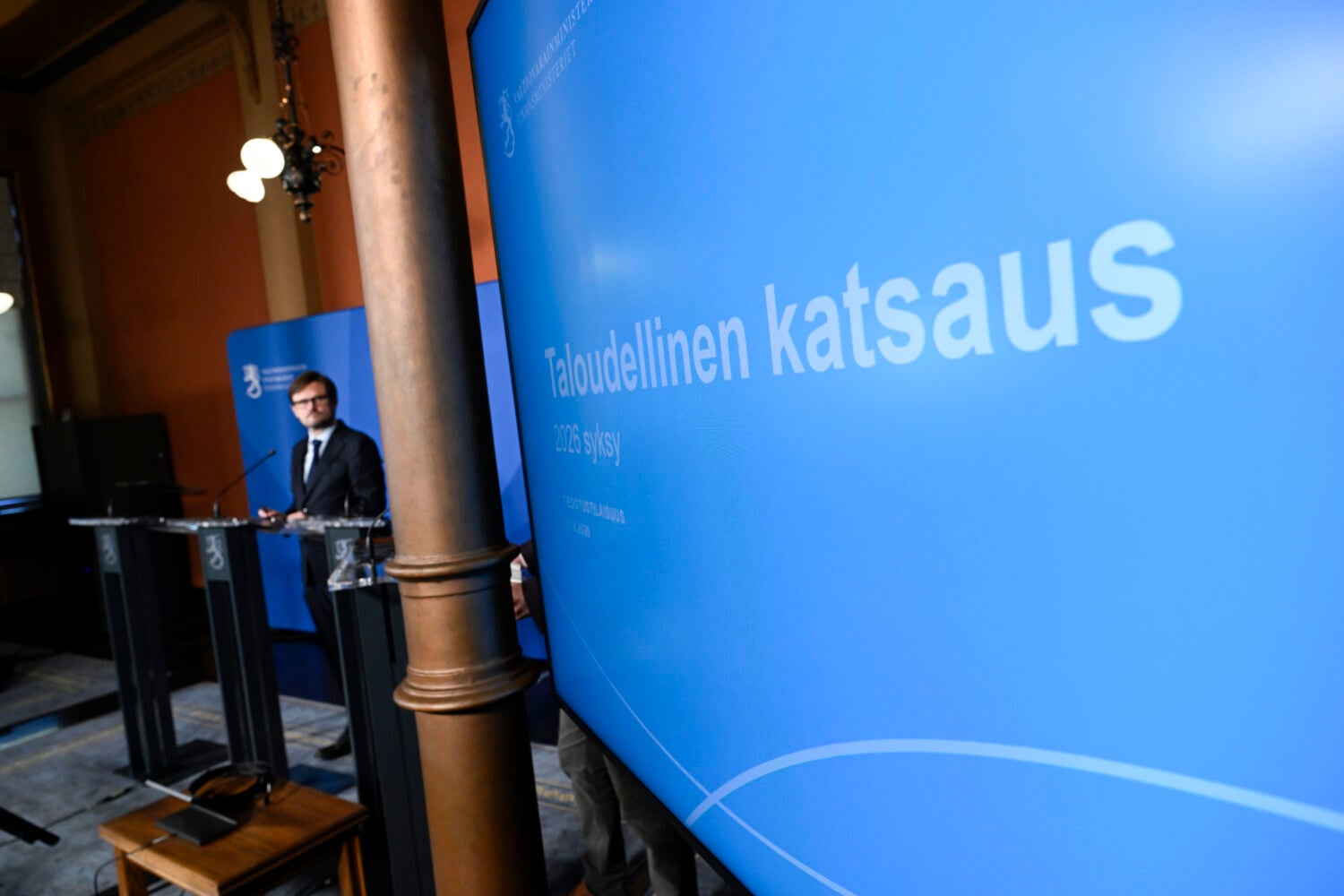 Valtiovarainministeriön talousennusteen esittelytilaisuus Helsingissä 21. syyskuuta 2026. Taustalla puhumassa finanssineuvos Janne Huovari. LEHTIKUVA / ANTTI AIMO-KOIVISTO