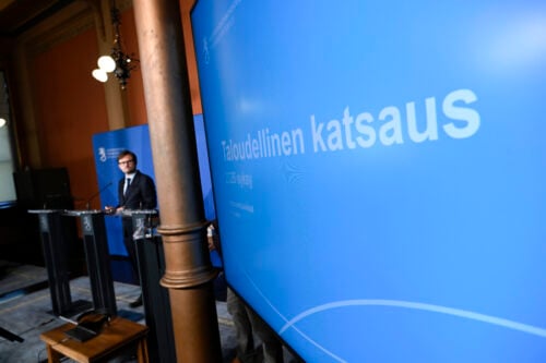 Valtiovarainministeriön talousennusteen esittelytilaisuus Helsingissä 21. syyskuuta 2026. Taustalla puhumassa finanssineuvos Janne Huovari. LEHTIKUVA / ANTTI AIMO-KOIVISTO
