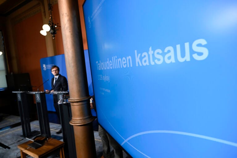 Valtiovarainministeriön talousennusteen esittelytilaisuus Helsingissä 21. syyskuuta 2026. Taustalla puhumassa finanssineuvos Janne Huovari. LEHTIKUVA / ANTTI AIMO-KOIVISTO