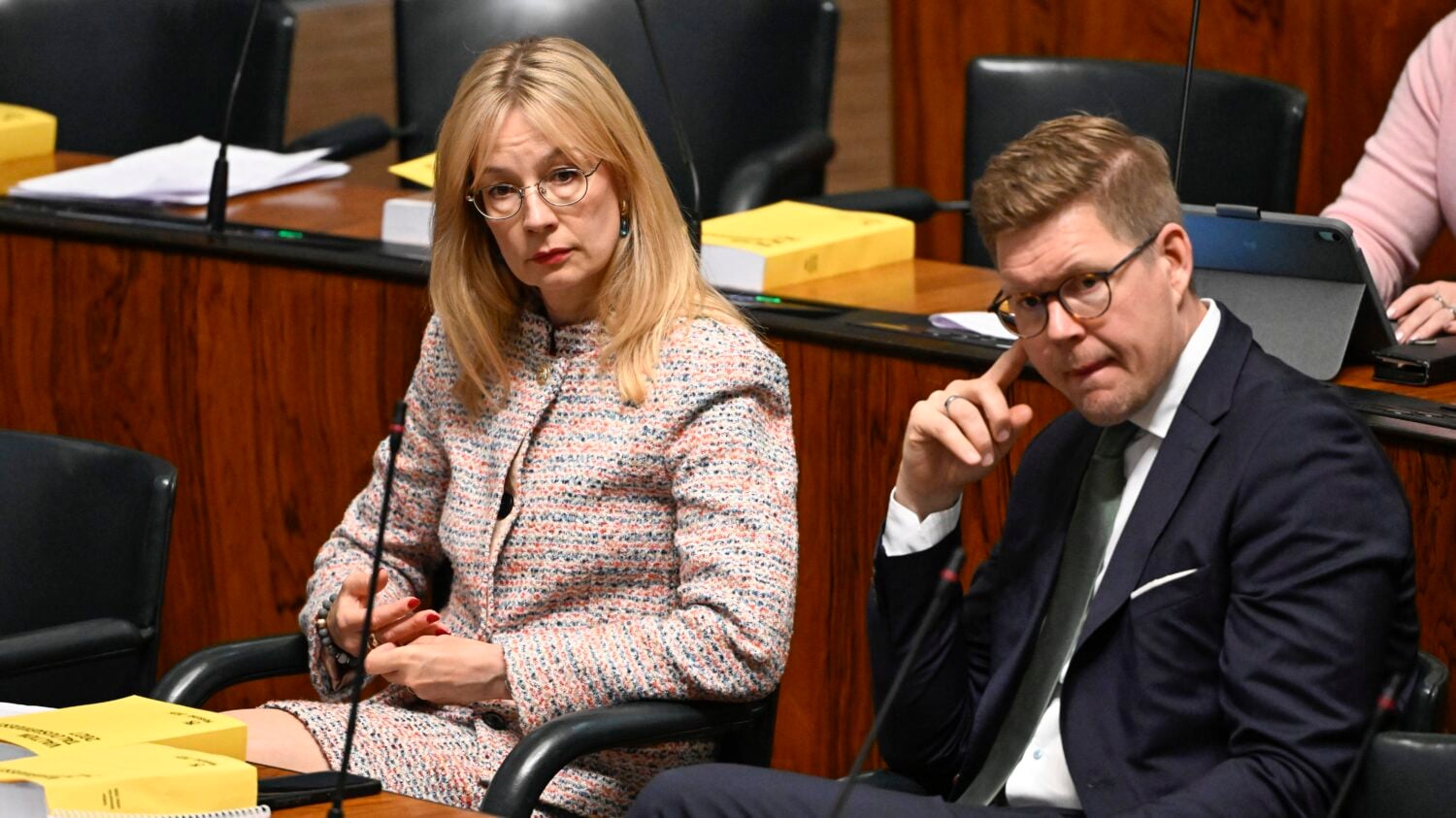 SDP:n Tytti Tuppurainen (vas.) ja Antti Lindtman eduskunnan täysistunnossa 22. syyskuuta 2026. LEHTIKUVA / EMMI KORHONEN