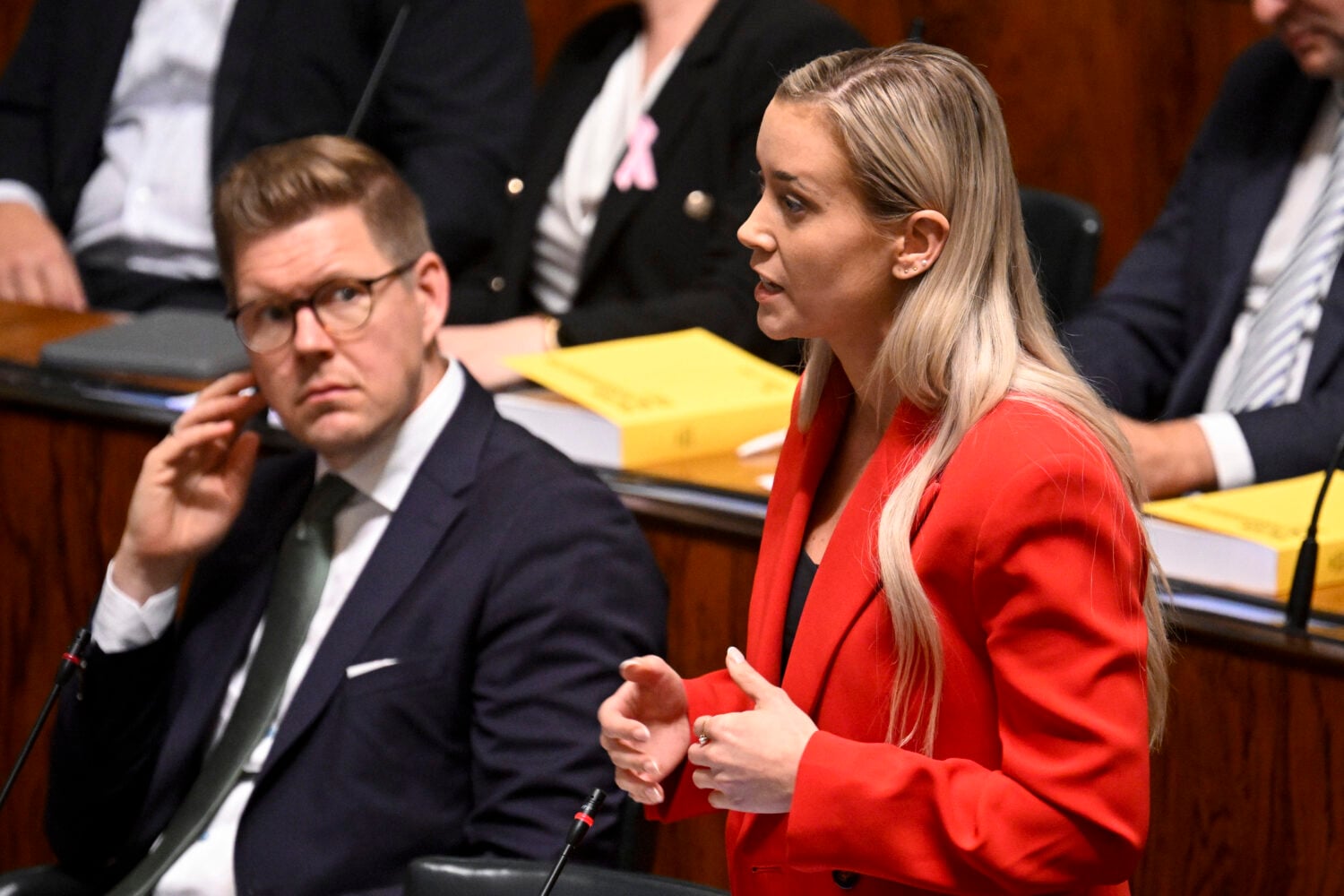 Vihreiden puheenjohtaja, kansanedustaja Sofia Virtaa kysyy eduskunnan suullisella kyselytunnilla Helsingissä 24. syyskuuta 2026. Vieressä istuu SDP:n puheenjohtaja, kansanedustaja Antti Lindtman., LEHTIKUVA / MARKKU ULANDER