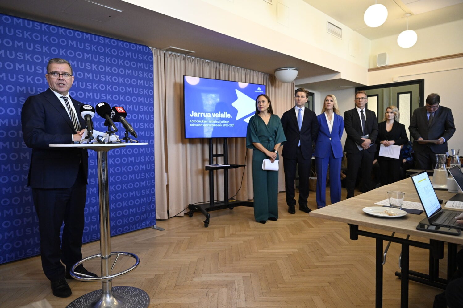 Kokoomusjohto mediatilaisuudessa: vasemmalta Petteri Orpo, Karoliina Partanen, Antti Häkkänen, Sari Multala, Jukka Kopra, Maggie Keskinen ja Arto Satonen. LEHTIKUVA / EMMI KORHONEN
