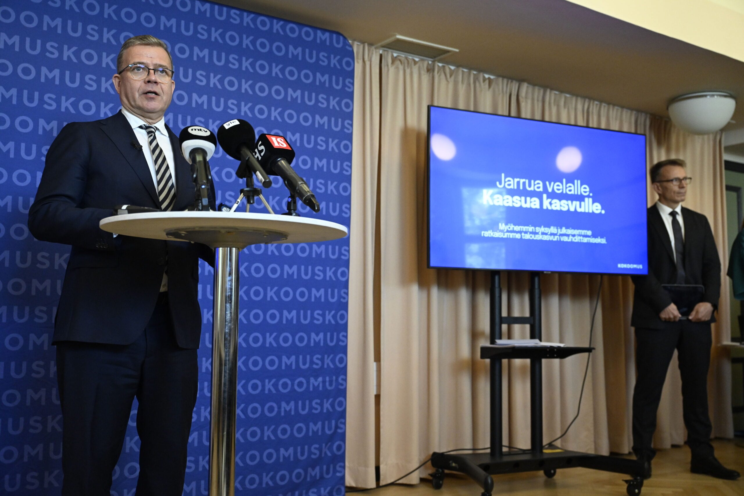 Kokoomuksen puoluejohto esitteli yhdeksän miljardin säästöohjelman keskiviikkona Helsingissä. LEHTIKUVA / EMMI KORHONEN