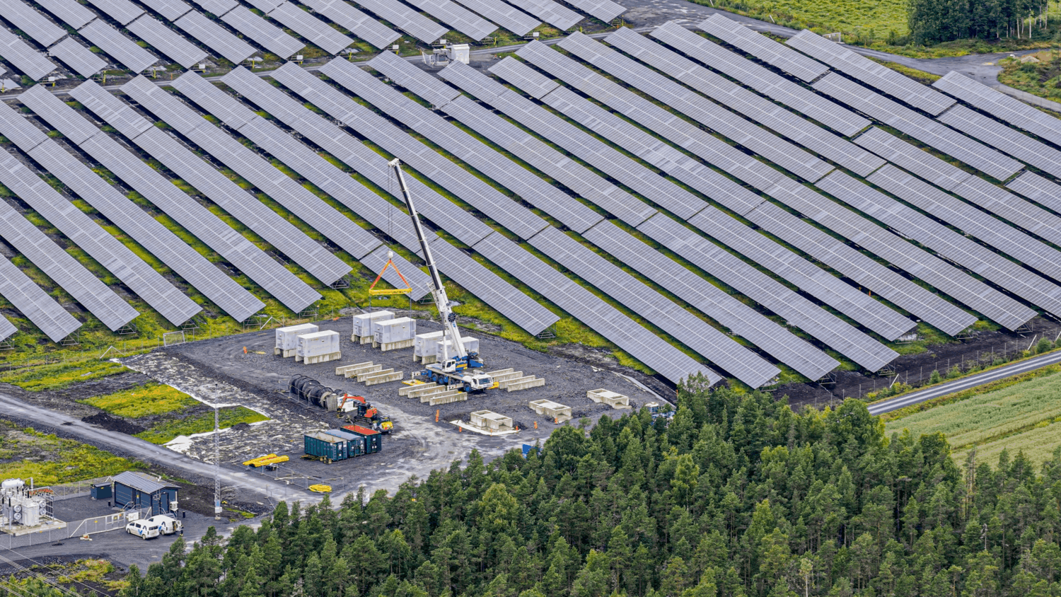 Kuvituskuva Solarigon toteuttamasta Kuortaneen hybridienergiapuistosta, jossa aurinkovoimala ja sähkövarasto muodostavat yhtenäisen energiantuotantokokonaisuuden. Vastaava ratkaisu rakennetaan nyt Hankoon. SOLARIGO