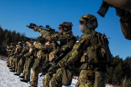 Viron erikoisjoukkoja harjoituksessa. / NATO