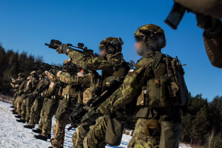 Viron erikoisjoukkoja harjoituksessa. / NATO