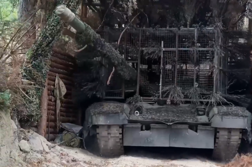 Venäjän T-80BVM-panssarivaunu poistuu suoja-asemasta. / Zvezda