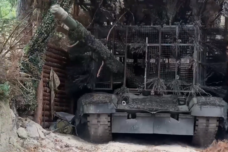 Venäjän T-80BVM-panssarivaunu poistuu suoja-asemasta. / Zvezda