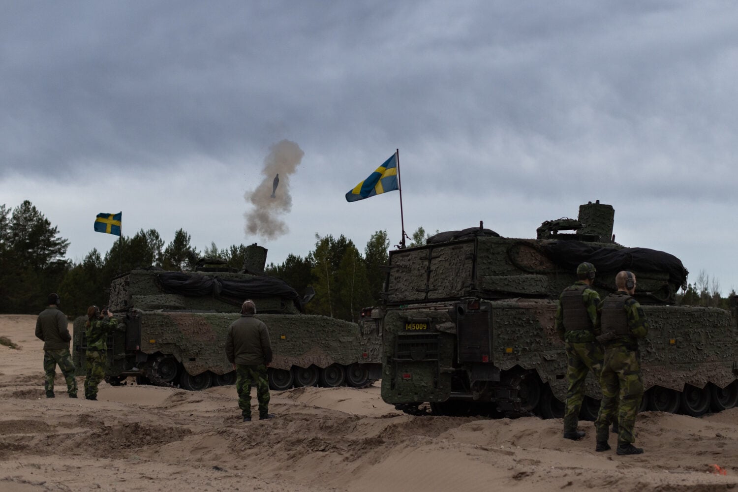 Ruotsin CV90-rynnäkkövaunuja harjoituksessa Latviassa. / NATO