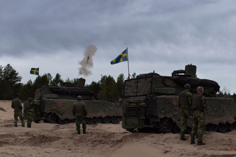 Ruotsin CV90-rynnäkkövaunuja harjoituksessa Latviassa. / NATO