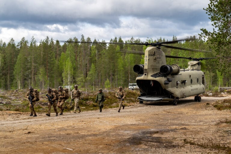 Naton joukkoja harjoituksessa Suomessa. / NATO