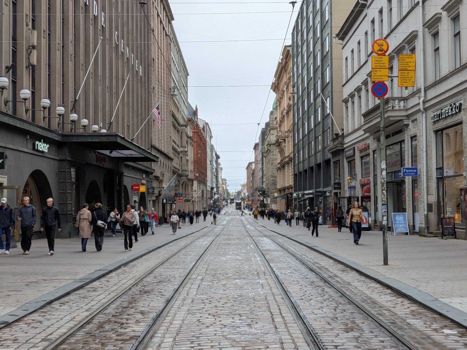 Ihmisiä Helsingin keskustassa. VILLE MÄKILÄ