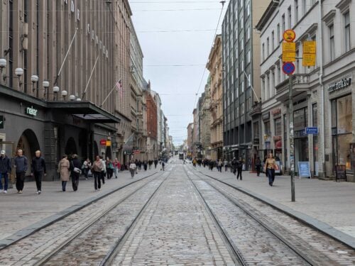 Ihmisiä Helsingin keskustassa. VILLE MÄKILÄ