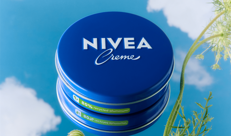 Nivean sinisen peltirasian design täytti viime vuonna sata vuotta. Itse voide on vielä tätäkin vanhempi. Kuva: Beiersdorf.
