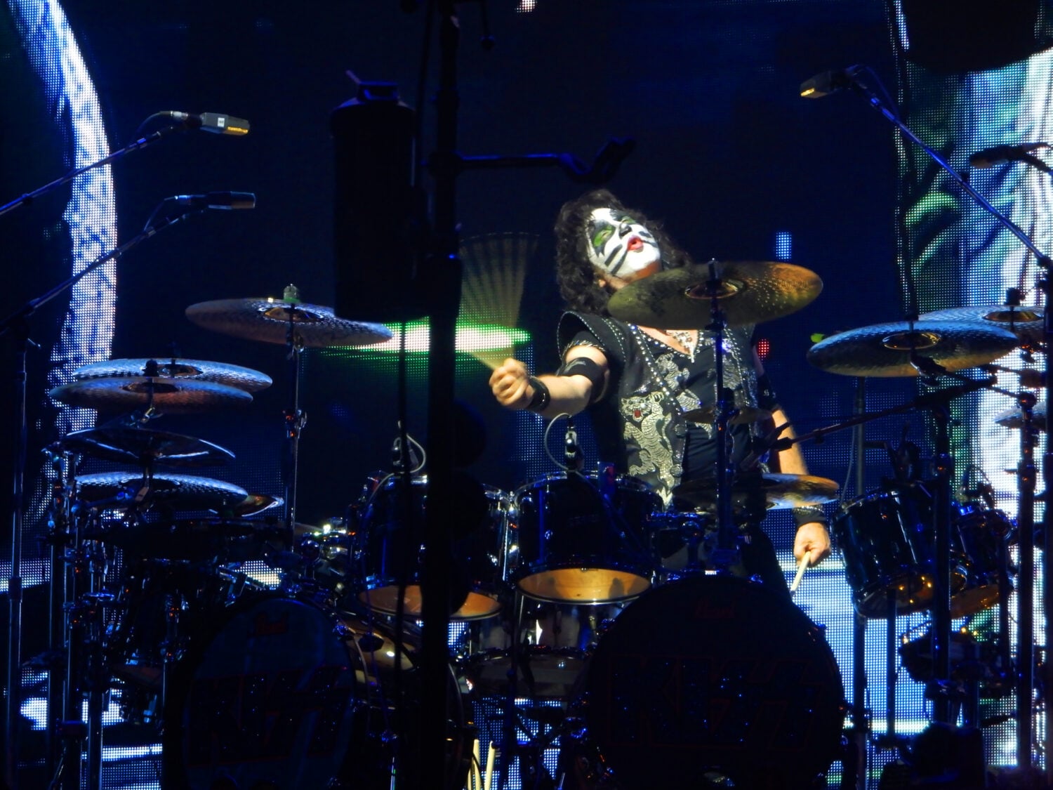 Kiss-rumpali Eric Singerin yleisöön heittämästä rumpukapulasta kehkeytyi Suomessa vuosia kestänyt oikeusriita. Kuva ei ole kyseiseltä keikalta. WIKIMEDIA COMMONS/TILLY ANTOINE, CC-BY-SA-4.0