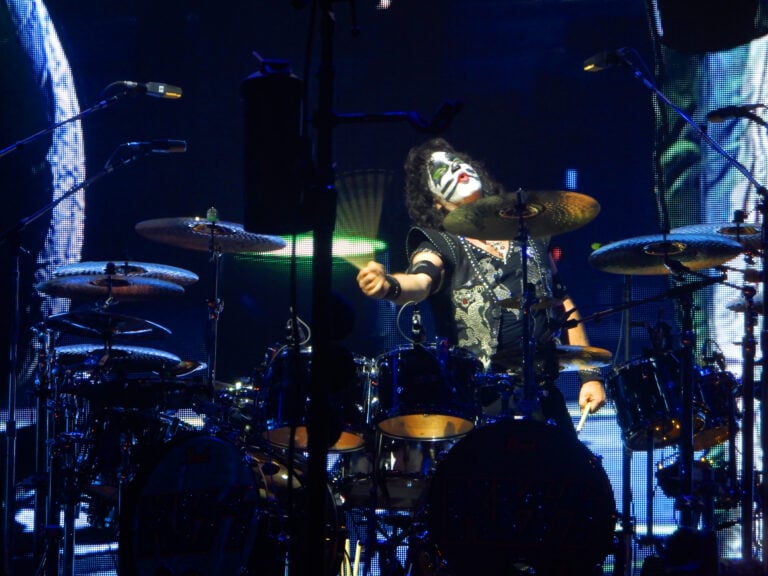 Kiss-rumpali Eric Singerin yleisöön heittämästä rumpukapulasta kehkeytyi Suomessa vuosia kestänyt oikeusriita. Kuva ei ole kyseiseltä keikalta. WIKIMEDIA COMMONS/TILLY ANTOINE, CC-BY-SA-4.0