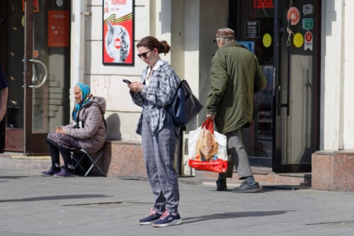 Nainen katseli puhelinta Moskovassa huhtikuussa 2025.