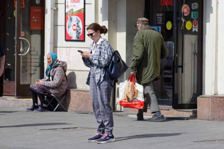 Nainen katseli puhelinta Moskovassa huhtikuussa 2025.