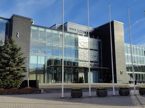 Naantali on yksi 20 000–100 000 asukkaan kaupungeista, joissa veronkorotuspaine on Kuntaliiton kyselyn mukaan suurinta. Kuvassa Naantalin kaupungintalo. VILLE MÄKILÄ
