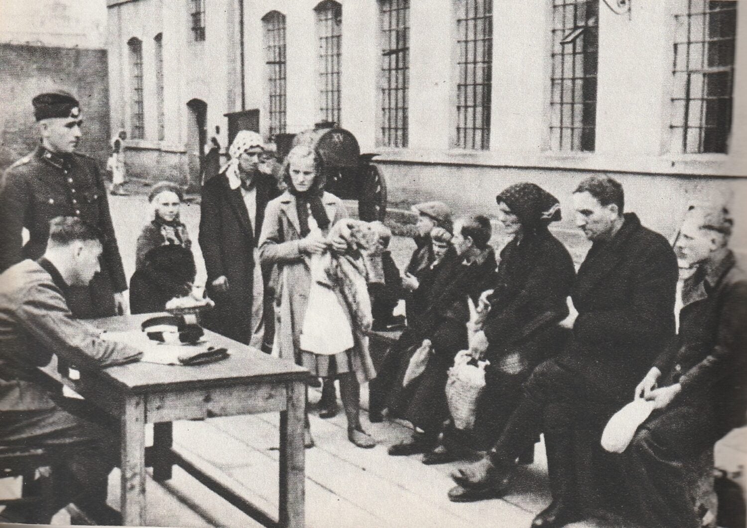 Kuvituskuva. Saksan poliisi kirjaa vangittujen puolalaisten henkilötietoja Saksan miehittämässä Łódźissa toisen maailmansodan aikana. WIKIMEDIA COMMONS