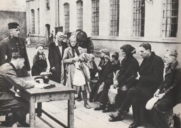 Kuvituskuva. Saksan poliisi kirjaa vangittujen puolalaisten henkilötietoja Saksan miehittämässä Łódźissa toisen maailmansodan aikana. WIKIMEDIA COMMONS