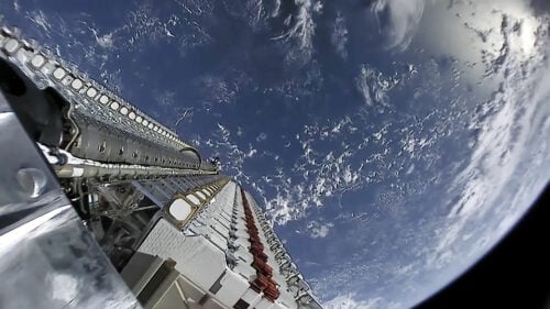 Ensimmäinen 60 Starlink-satelliitin laukaisu 24. toukokuuta 2019. SpaceX CC0 Wikimedia Commons