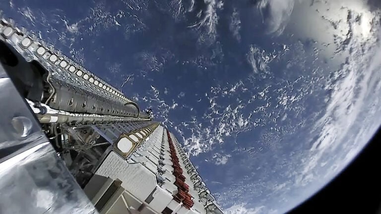 Ensimmäinen 60 Starlink-satelliitin laukaisu 24. toukokuuta 2019. SpaceX CC0 Wikimedia Commons